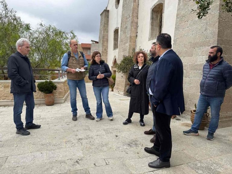 Σε εξέλιξη οι αυτοψίες στα κτίρια των Βουτών από τον Δήμο Ηρακλείου για τις ρηγματώσεις σε δρόμους και σπίτια