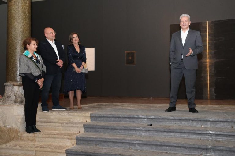 Πλήθος κόσμου στα εγκαίνια της έκθεσης ζωγραφικής του Χρήστου Μποκόρου «Πέρασμα στο Φως» στη Βασιλική του Αγίου Μάρκου
