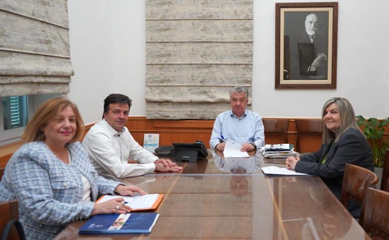Την ένταξη του έργου «Βελτίωση οδικής ασφάλειας Περιφερειακής Ενότητας Ηρακλείου» προϋπολογισμού 20 εκ. ευρώ στο Πρόγραμμα «ΚΡΗΤΗ» 2021-2027 υπέγραψε ο Περιφερειάρχης Κρήτης