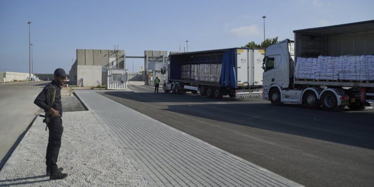 Ισραήλ: 107 φορτηγά με ανθρωπιστική βοήθεια πέρασαν στη Γάζα -Αγώνας δρόμου για να αποφευχθεί ο λιμός