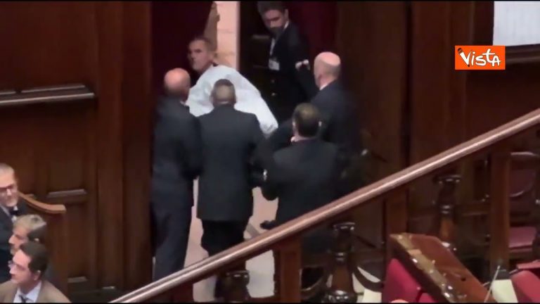 Ιταλία: Βουλευτής ντύθηκε… φάντασμα και αποβλήθηκε από τη Βουλή -Η αντίδραση της Μελόνι