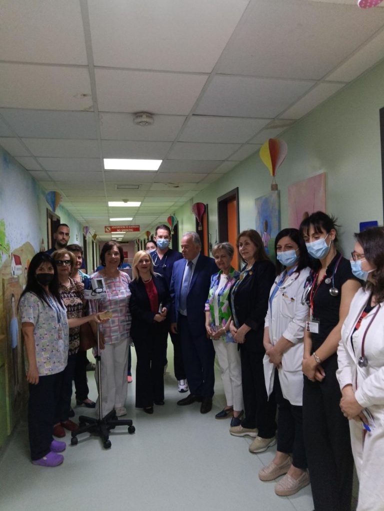 To Δίκτυο Παρέμβασης Γυναικών Κρήτης παρέδωσε στην Παιδιατρική κλινική του Βενιζελείου Νοσοκομείου ένα υπερσύγχρονο τροχήλατο πιεσόμετρο. 