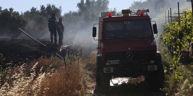 Ηράκλειο: Σε ύφεση η φωτιά στις Κάτω Ασίτες -Παραμένουν στην περιοχή ισχυρές δυνάμεις της Πυροσβεστικής