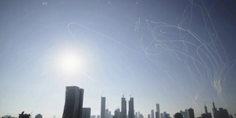 Κατέρρευσε η εκεχειρία Ιράν-Ισραήλ: Νέα επίθεση με πυραύλους από την Τεχεράνη, «θα απαντήσουμε δυναμικά» λέει το Τελ Αβίβ