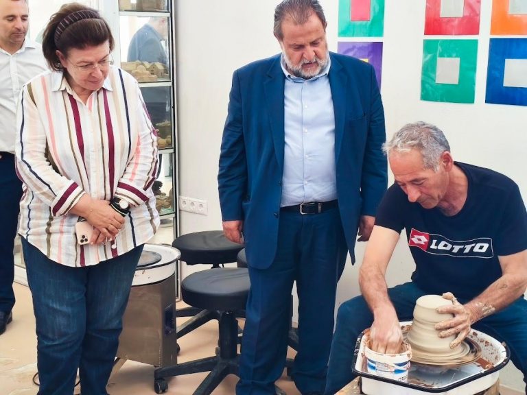 Την Υπουργό Πολιτισμού Λίνα Μενδώνη καλωσόρισε στη Σχολή Κεραμικής Τέχνης στο Θραψανό, ο Δήμαρχος Μινώα Πεδιάδας Βασίλης Κεγκέρογλου – «Προτεραιότητα η απρόσκοπτη λειτουργία της Σχολής Κεραμικής Τέχνης ως πυλώνας Πολιτισμού και Ανάπτυξης»