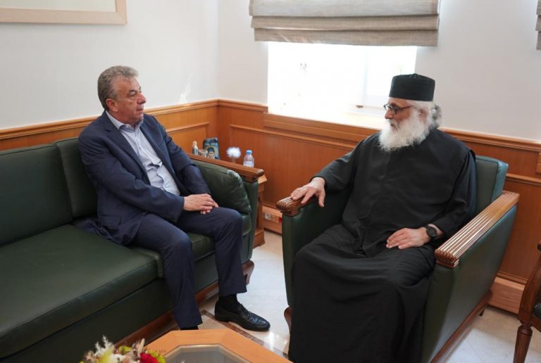 Επίσκεψη του Αρχιμανδρίτη Ιεράς Μονής Σινά π. Πορφύριου Δικαίου στον Περιφερειάρχη Κρήτης Στ. Αρναουτάκη