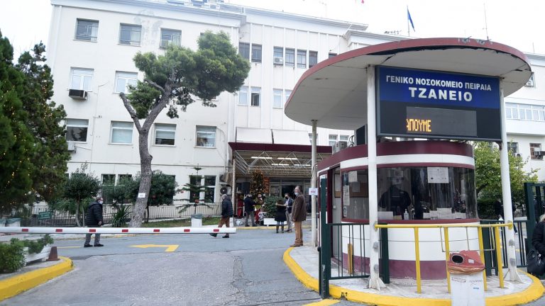 Σε πολύ κρίσιμη κατάσταση η 62χρονη μετά τη λάθος μετάγγιση αίματος -Εξετάζουν δωρεά οργάνων οι γιοι της