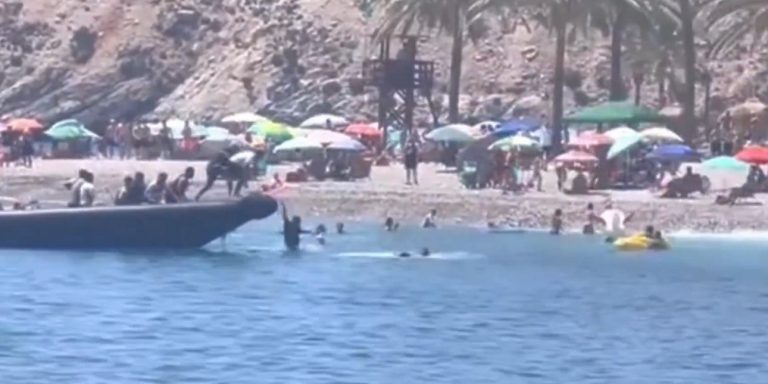 Απίστευτο βίντεο από την Ισπανία: Λουόμενοι κυνηγούν και ακινητοποιούν μετανάστες που αποβιβάζονται από βάρκα