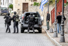 Σε επιφυλακή για την κηδεία του Φανούρη στα Βορίζια -Σωματικός έλεγχος σε όσους πηγαίνουν σπίτι του, ψάχνουν στα βουνά για 5 υπόπτους