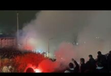«Αδέλφια ζείτε»: Ράγισαν καρδιές στην Τούμπα για τους 7 νεκρούς οπαδούς του ΠΑΟΚ -Όλα όσα έγιναν στην υποδοχή