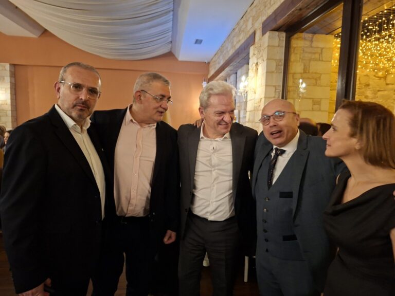 Ο Δήμαρχος Αλέξης Καλοκαιρινός στην κοινή εκδήλωση κοπής της Πρωτοχρονιάτικης πίτας για τον Ιατρικό και Οδοντιατρικό Σύλλογο Ηρακλείου και τον Συνεταιρισμό Φαρμακοποιών Αιγαίου Κρήτης (ΣΥ.ΦΑ.Κ.)