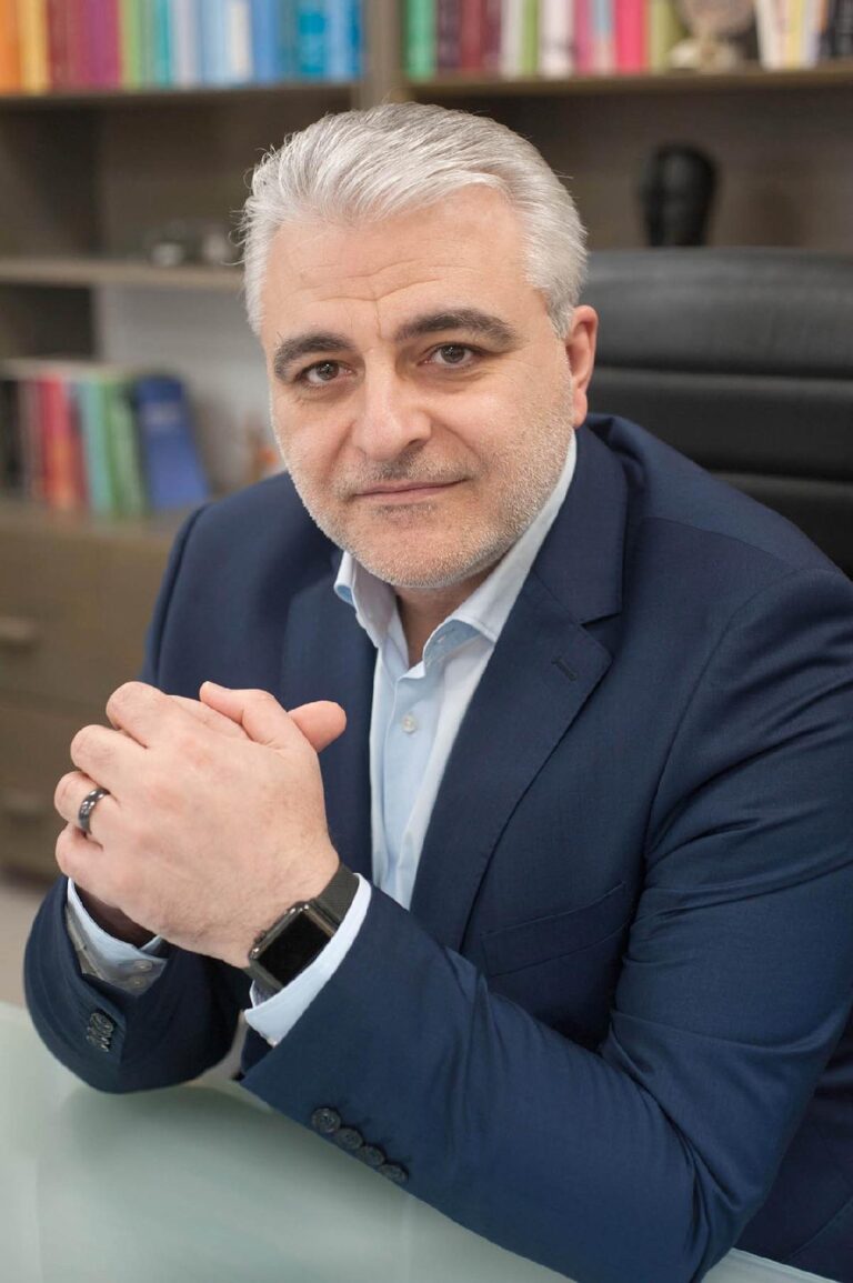 Ο καθηγητής Νεκτάριος Ταβερναράκης τιμάται με το μετάλλιο Datta από την Ομοσπονδία Ευρωπαϊκών Βιοχημικών Εταιρειών (FEBS), στο 50ο της συνέδριο, στο Μάαστριχτ της Ολλανδίας