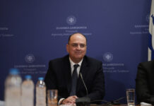 Χωρίς απαντήσεις ο Μακάριος Λαζαρίδης – Έδειξε πτυχίο ΙΕΚ για «Bachelor στις Τέχνες»