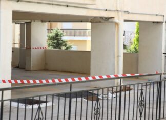 Η μία 17χρονη άφησε σημείωμα πριν πέσει από την ταράτσα της πολυκατοικίας στην Ηλιούπολη -Πώς έγινε η τραγωδία