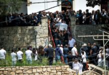 Με μια μαντινάδα αποχαιρέτησε τον Νικήτα η αδελφή του, συγκλόνισε στον επικήδιεο ο Μητροπολίτης Ρεθύμνου