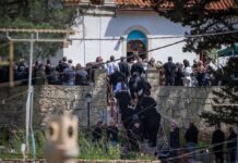 Θρήνος στην κηδεία του 21χρονου Νικήτα στην Κρήτη -Βουβός και βαθύς πόνος, «φύγετε» φώναζαν στους αστυνομικούς