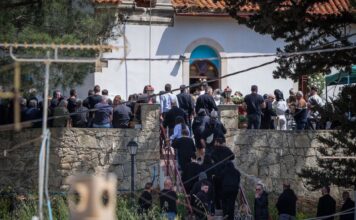 Θρήνος στην κηδεία του 21χρονου Νικήτα στην Κρήτη -Βουβός και βαθύς πόνος, «φύγετε» φώναζαν στους αστυνομικούς