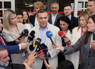 Ο Τσίπρας κατέθεσε την ιδρυτική διακήρυξη της ΕΛΑΣ στον Άρειο Πάγο: «Σημαία μας η Δημοκρατία και η Δικαιοσύνη» -Ποιοι τον συνόδευσαν