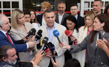 Ο Τσίπρας κατέθεσε την ιδρυτική διακήρυξη της ΕΛΑΣ στον Άρειο Πάγο: «Σημαία μας η Δημοκρατία και η Δικαιοσύνη» -Ποιοι τον συνόδευσαν