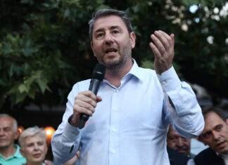 Επιχείρηση ανάκαμψης στο ΠΑΣΟΚ και άνοιγμα Ανδρουλάκη στους νέους: Πρόταση για δωρεάν πρόσβαση στα Μέσα Μαζικής Μεταφοράς
