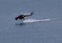 Έπεσε και βυθίστηκε πυροσβεστικό ελικόπτερο στη λίμνη Αώου -Σώα τα δύο μέλη του πληρώματος, κολύμπησαν και βγήκαν