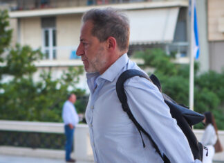 Ξεκίνησε στο Εφετείο η δίκη του Λιγνάδη -Τι είπε για το επάγγελμά του τώρα, τα δύο άτομα που βρέθηκαν στο πλευρό του