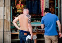 «Μην κυκλοφορείτε γυμνόστηθοι στο κέντρο της πόλης»: Ποιες γαλλικές πόλεις υιοθετούν το μέτρο, τσουχτερό το πρόστιμο