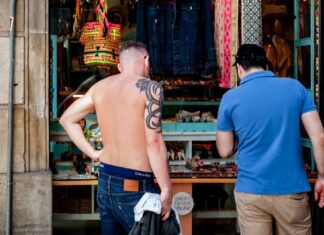 «Μην κυκλοφορείτε γυμνόστηθοι στο κέντρο της πόλης»: Ποιες γαλλικές πόλεις υιοθετούν το μέτρο, τσουχτερό το πρόστιμο