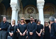 Συγκίνηση στην κηδεία της Μάρως Κοντού: Την αποχαιρέτησαν οι φίλοι της -«Ταξιδιάρα εσύ και αιώνια έφηβη, σε αγαπάμε, καλό ταξίδι»