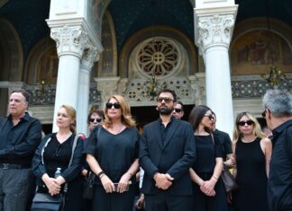 Συγκίνηση στην κηδεία της Μάρως Κοντού: Την αποχαιρέτησαν οι φίλοι της -«Ταξιδιάρα εσύ και αιώνια έφηβη, σε αγαπάμε, καλό ταξίδι»