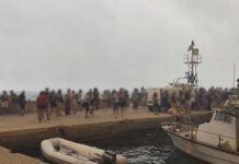 Με πλωτά μέσα η εκκένωση του Αγίου Βασιλείου Bοιωτίας-Σε δύο στάδια η επιχείρηση, απομακρύνονται και οδικώς
