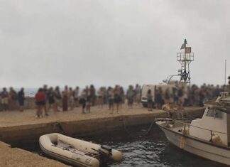 Με πλωτά μέσα η εκκένωση του Αγίου Βασιλείου Bοιωτίας-Σε δύο στάδια η επιχείρηση, απομακρύνονται και οδικώς