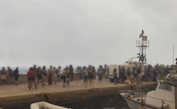 Με πλωτά μέσα η εκκένωση του Αγίου Βασιλείου Bοιωτίας-Σε δύο στάδια η επιχείρηση, απομακρύνονται και οδικώς