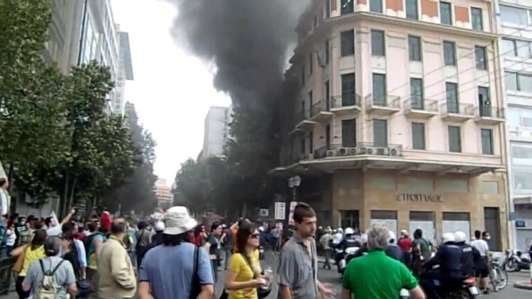 Δύο συλλήψεις για τον εμπρησμό της Marfin το 2010 με τους τρεις νεκρούς -Αναζητείται μια γυναίκα που ζει στο εξωτερικό