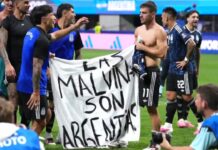 Σάλος με το πανό που σήκωσε η Αργεντινή στο γήπεδο για τα νησιά Φώκλαντ, μετά τη νίκη επί της Αγγλίας -Έξαλλοι οι Βρετανοί, πιθανή ποινή από τη FIFA
