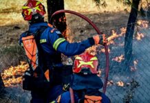 Φωτιά κοντά στην Ιεράπετρα: Εκκενώνεται ο οικισμός Μπραμιανά, επιχειρούν δύο εναέρια μέσα