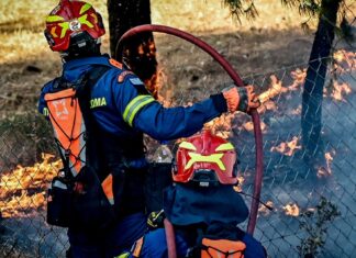 Φωτιά κοντά στην Ιεράπετρα: Εκκενώνεται ο οικισμός Μπραμιανά, επιχειρούν δύο εναέρια μέσα