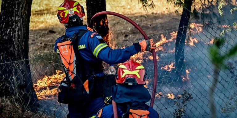 Φωτιά κοντά στην Ιεράπετρα: Εκκενώνεται ο οικισμός Μπραμιανά, επιχειρούν δύο εναέρια μέσα