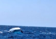 Βυθίστηκε καταμαράν στις Φλέβες Σαρωνικού -Διασώθηκαν οι 10 επιβαίνοντες