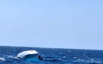 Βυθίστηκε καταμαράν στις Φλέβες Σαρωνικού -Διασώθηκαν οι 10 επιβαίνοντες