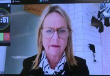 Δημοτική σύμβουλος στη Νέα Ζηλανδία συμμετείχε σε συνεδρίαση από το μπάνιο της -Με φόντο απλωμένα εσώρουχα