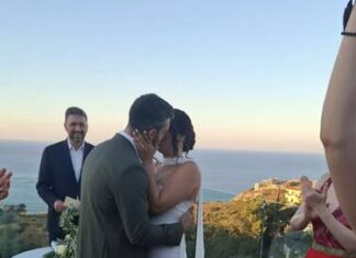 Με φόντο το ηλιοβασίλεμα της Αγίας Πελαγίας ο γάμος της Μαριεύας Καρκανάκη και του Μιχάλη Περογιαννάκη