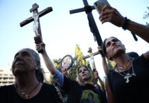 Συγκέντρωση διαμαρτυρίας για τις νέες ταυτότητες χθες στην Αθήνα, με Εσταυρωμένους, εικόνες και λάβαρα