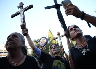 Συγκέντρωση διαμαρτυρίας για τις νέες ταυτότητες χθες στην Αθήνα, με Εσταυρωμένους, εικόνες και λάβαρα