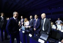 «Πηγαδάκι» Μητσοτάκη με δημοσιογράφους -Τα μέτρα, η… Λιόλιου και το μήνυμα με το ίδιο εστιατόριο που πάει επί 11 χρόνια