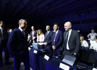 «Πηγαδάκι» Μητσοτάκη με δημοσιογράφους -Τα μέτρα, η… Λιόλιου και το μήνυμα με το ίδιο εστιατόριο που πάει επί 11 χρόνια