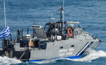 Συναγερμός στη Μύκονο: Φωτιά σε οχηματαγωγό πλοίο με 29 επιβαίνοντες – Σε εξέλιξη μεγάλη επιχείρηση