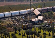Τραγωδία στην Ισπανία: Στους 68 οι νεκροί, αγωνία για τους εγκλωβισμένους -Ανθρώπινο λάθος βλέπουν οι αρχές, τα τρένα ήταν στην ίδια γραμμή