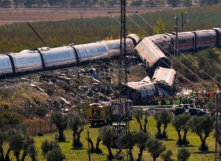 Τραγωδία στην Ισπανία: Στους 68 οι νεκροί, αγωνία για τους εγκλωβισμένους -Ανθρώπινο λάθος βλέπουν οι αρχές, τα τρένα ήταν στην ίδια γραμμή