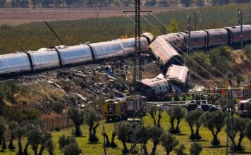 Τραγωδία στην Ισπανία: Στους 68 οι νεκροί, αγωνία για τους εγκλωβισμένους -Ανθρώπινο λάθος βλέπουν οι αρχές, τα τρένα ήταν στην ίδια γραμμή